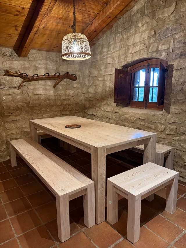 Cocina con una mesa