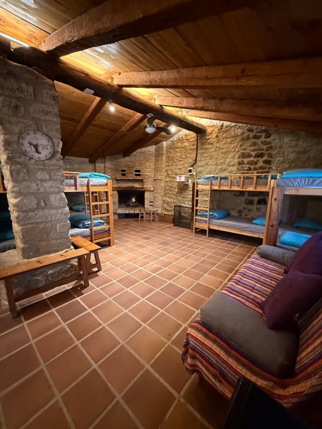 Sala amplia con chimenea