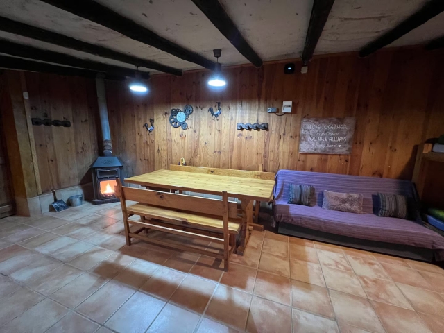 Sala amplia con chimenea