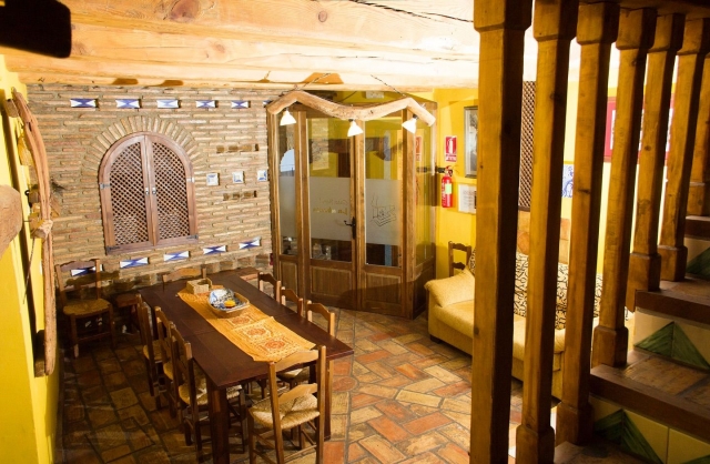 Comedor con mesa y sofa