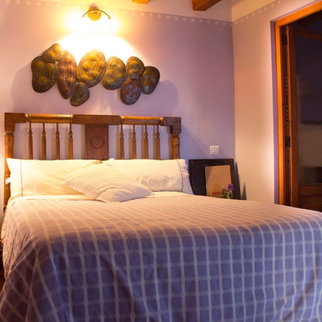 Dormitorio amplio con cama