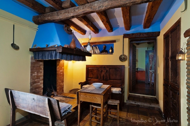 Sala de estar con chimenea