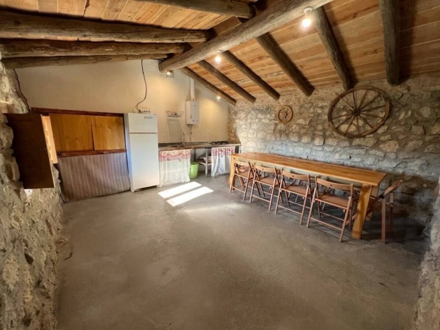 Cocina con mesa