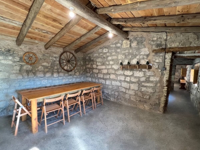 Cocina con mesa grande