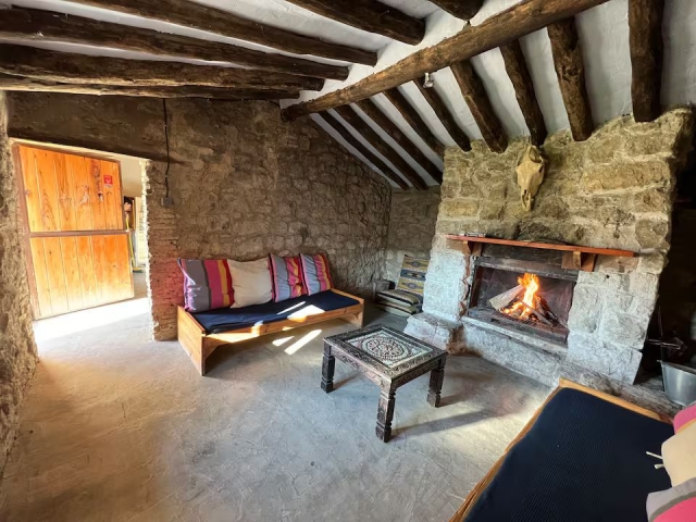 Sala amplia con chimenea