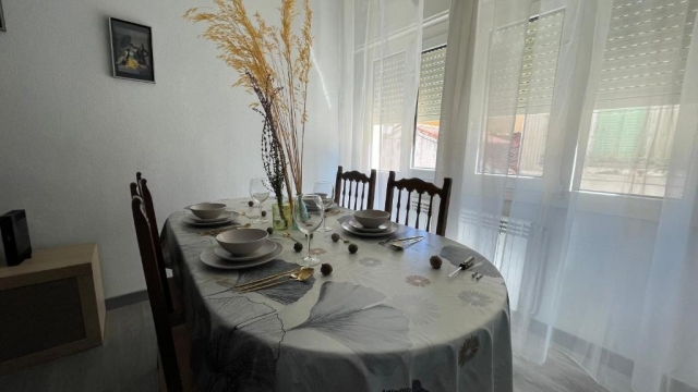 Sala de estar con mesa 