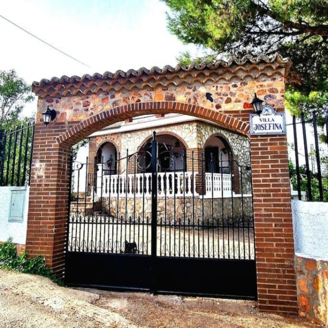 Acceso a la casa con verja