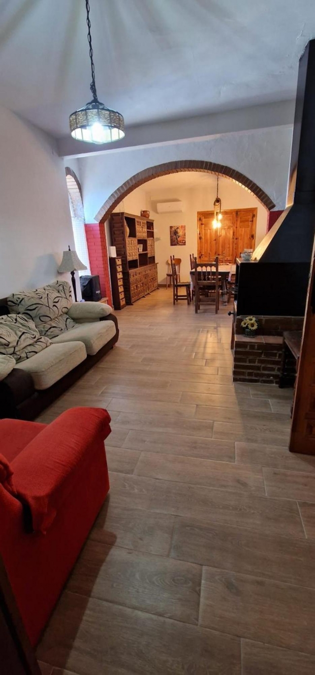 Sala amplia con chimenea