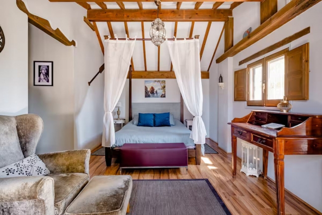 Amplia cama de matrimonio