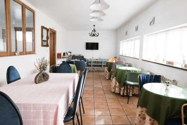 Comedor amplio con tele