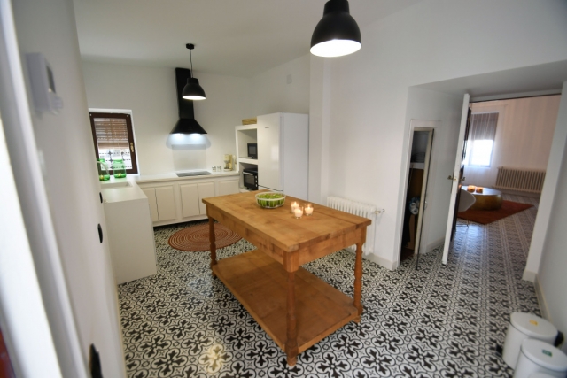 Cocina amplia con mesa
