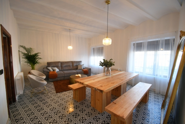 Sala amplia con mesa 