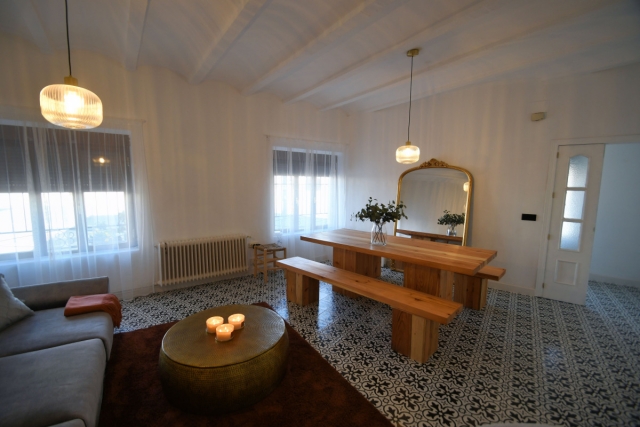 Sala amplia con mesa