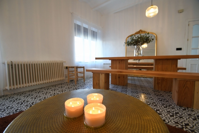 Sala de estar con su mesa