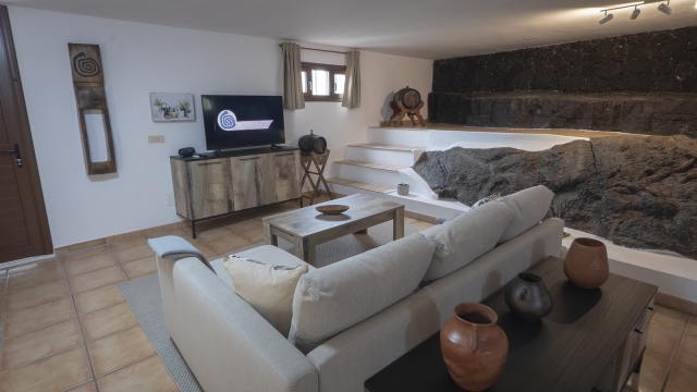 Sala amplia con roca