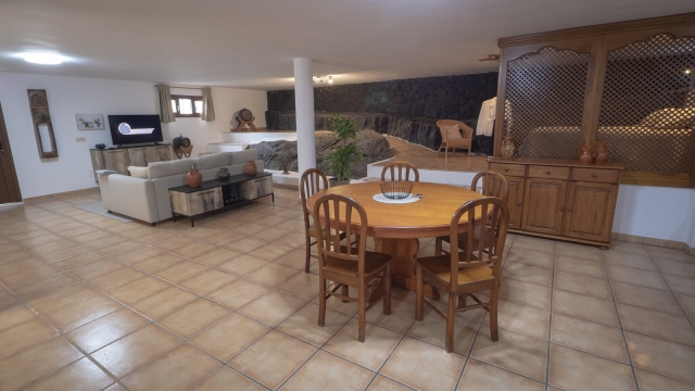 Sala amplia y mesa