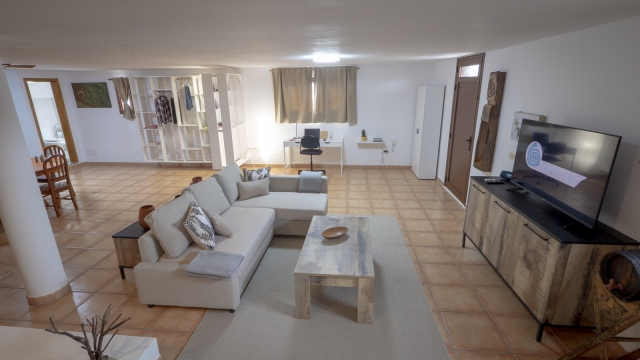 Sala de estar amplia 