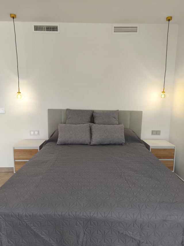 Dormitorio con cama 