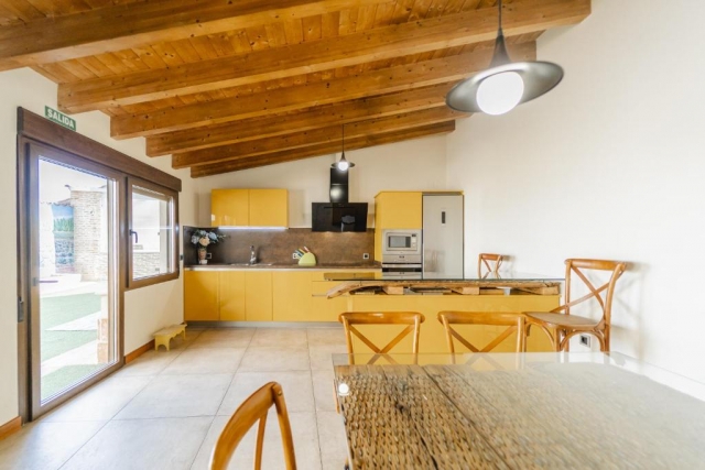 Cocina amplia con barra