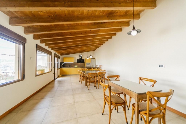 Cocina amplia con mesas