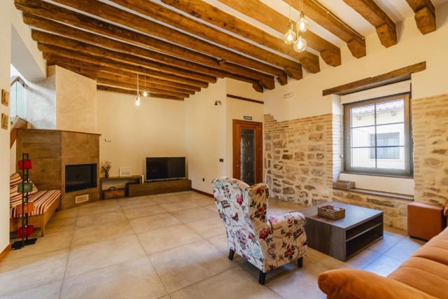 Sala de estar con chimenea