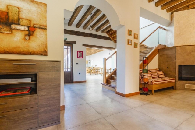 Sala de estar con vistas de las escaleras.jpg