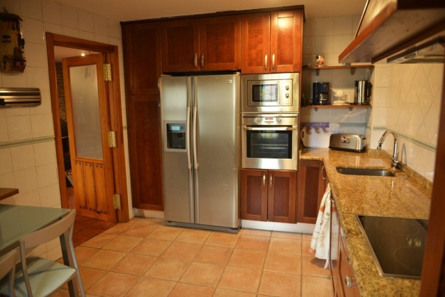 Cocina amplia con mesa