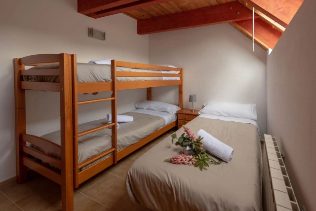 Dormitorio triple con litera