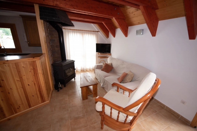 Sala amplia con chimenea