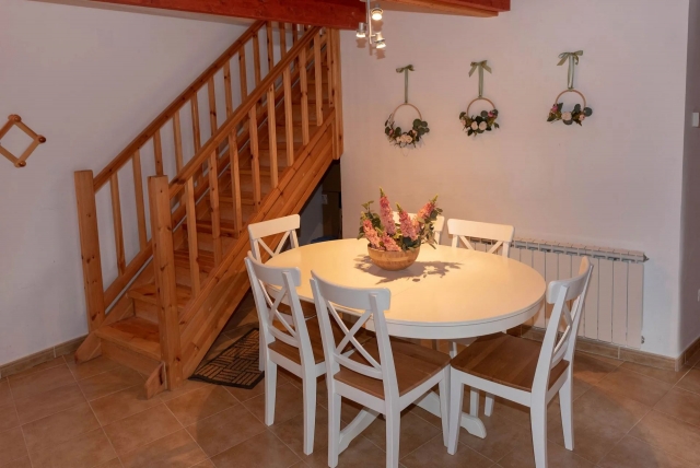 Sala de estar con mesa 