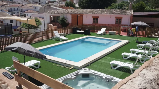 Amplia piscina y jacuzzi