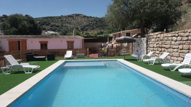 Amplio exterior con piscina