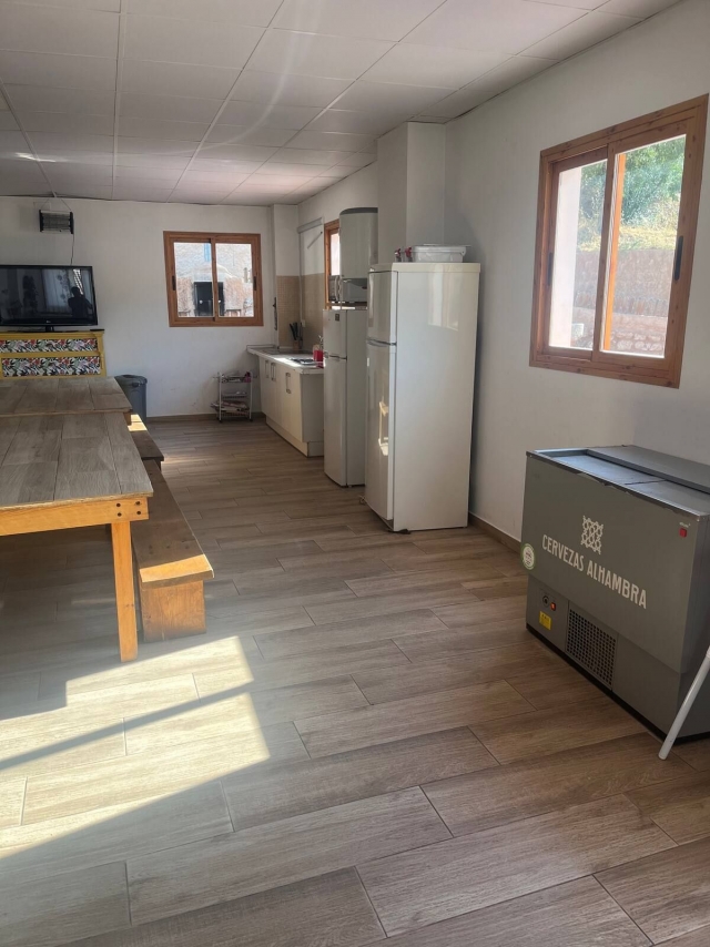 Sala de eventos con mesa