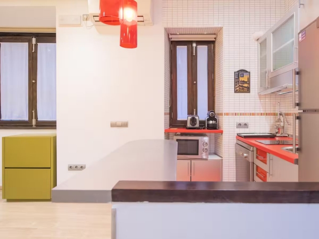 Cocina con barra y menaje