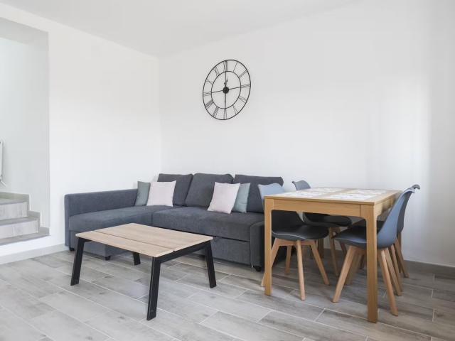 Sala amplia con mesa