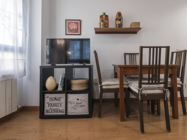 Sala de estar con mueble