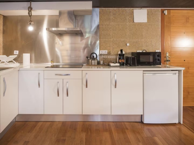 Cocina blanca con armarios