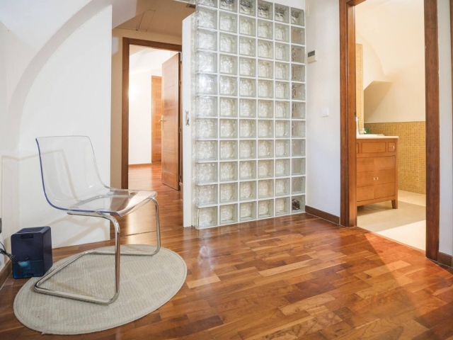 Distribuidor con silla