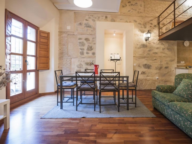 Sala amplia con mesa