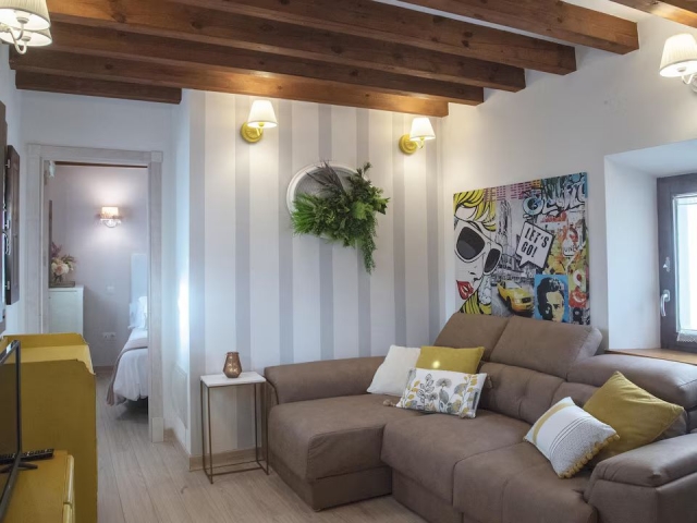 Sala amplia con sofa 