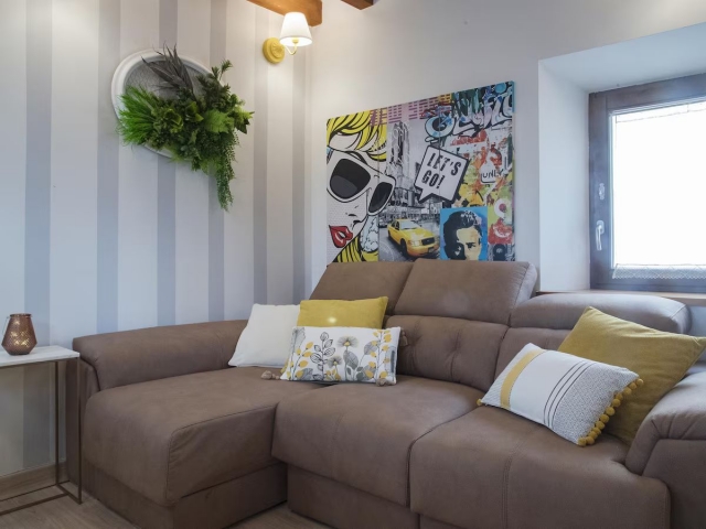 Sala amplia con un cuadro