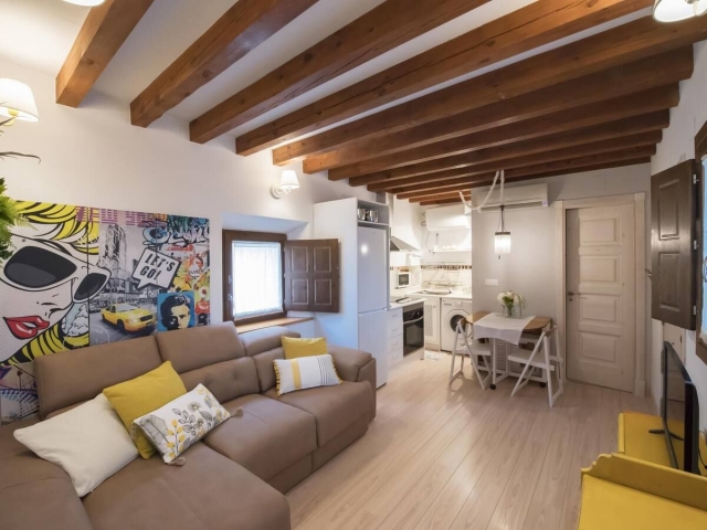 Sala amplia y cocina
