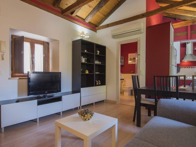 Sala amplia con tele