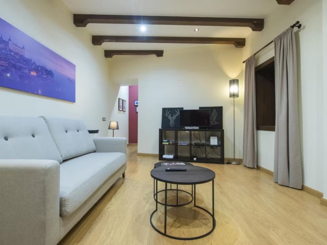 Sala amplia con mueble 