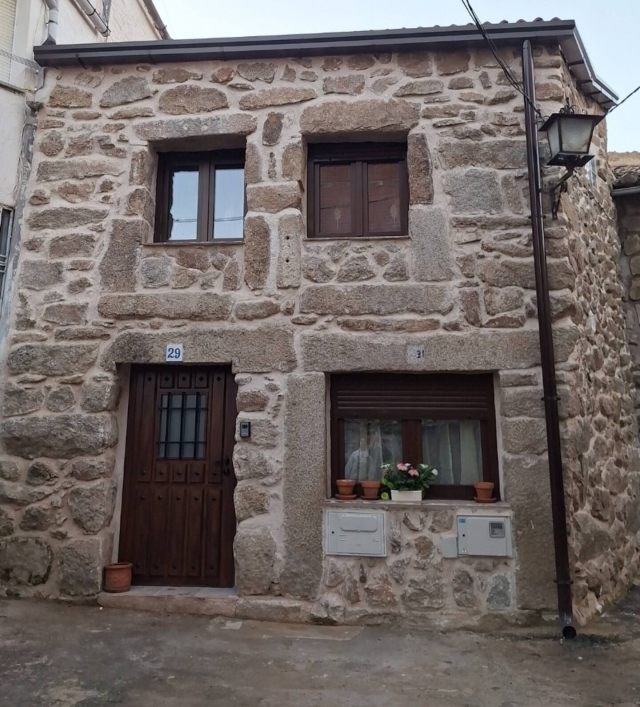 Acceso a la casa en piedra