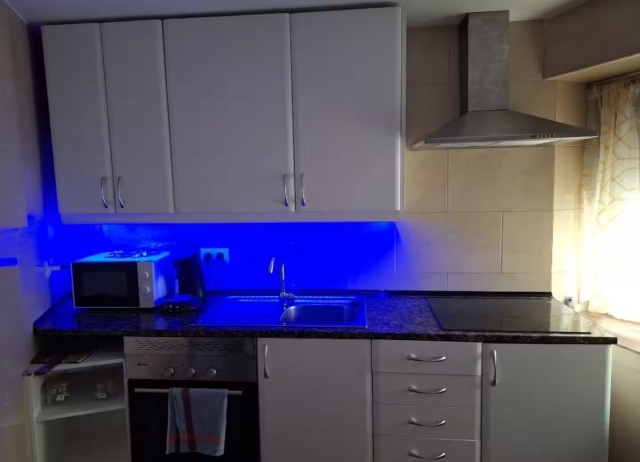 Cocina con luz y ventana