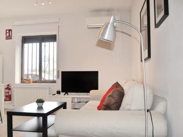 Sala amplia con tele