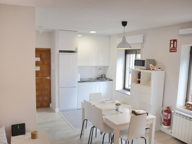 Sala amplia con una cocina