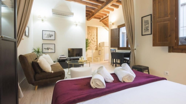 Amplio salón y la cama