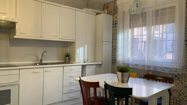 Cocina blanca con mesa 